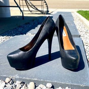 Steve Madden Black Leather Pumps